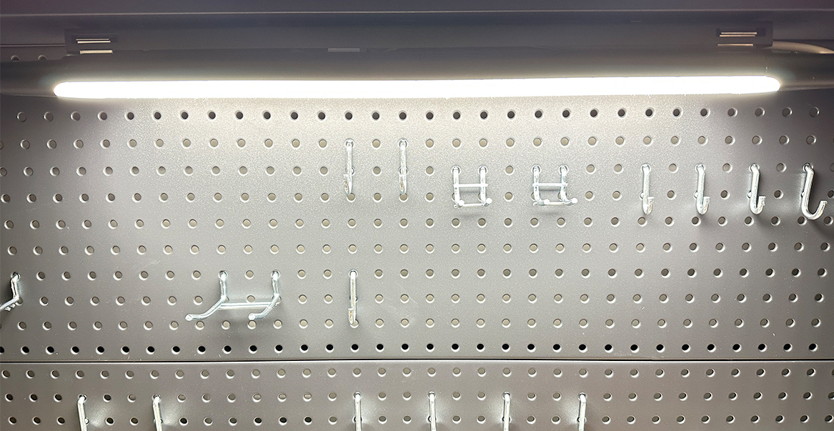LED uranus light with magnetic mounting