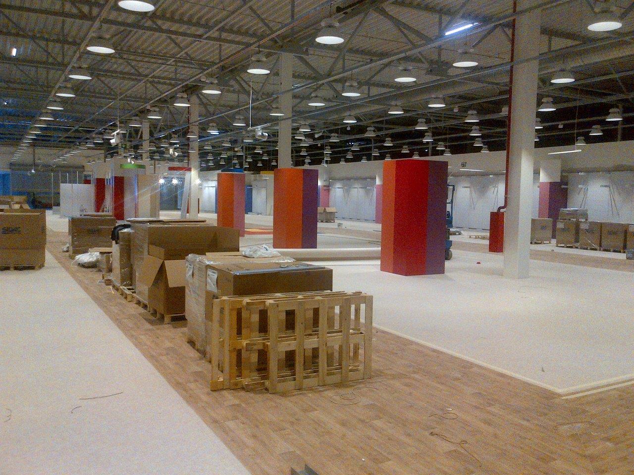 /media/pages/library/led-bay-lights-in-exhibition-centre-led-leasing.jpg